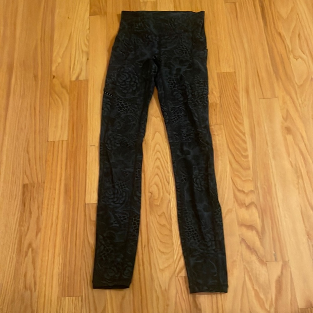Lululemon size 2 blue and black floral print leggings with pockets